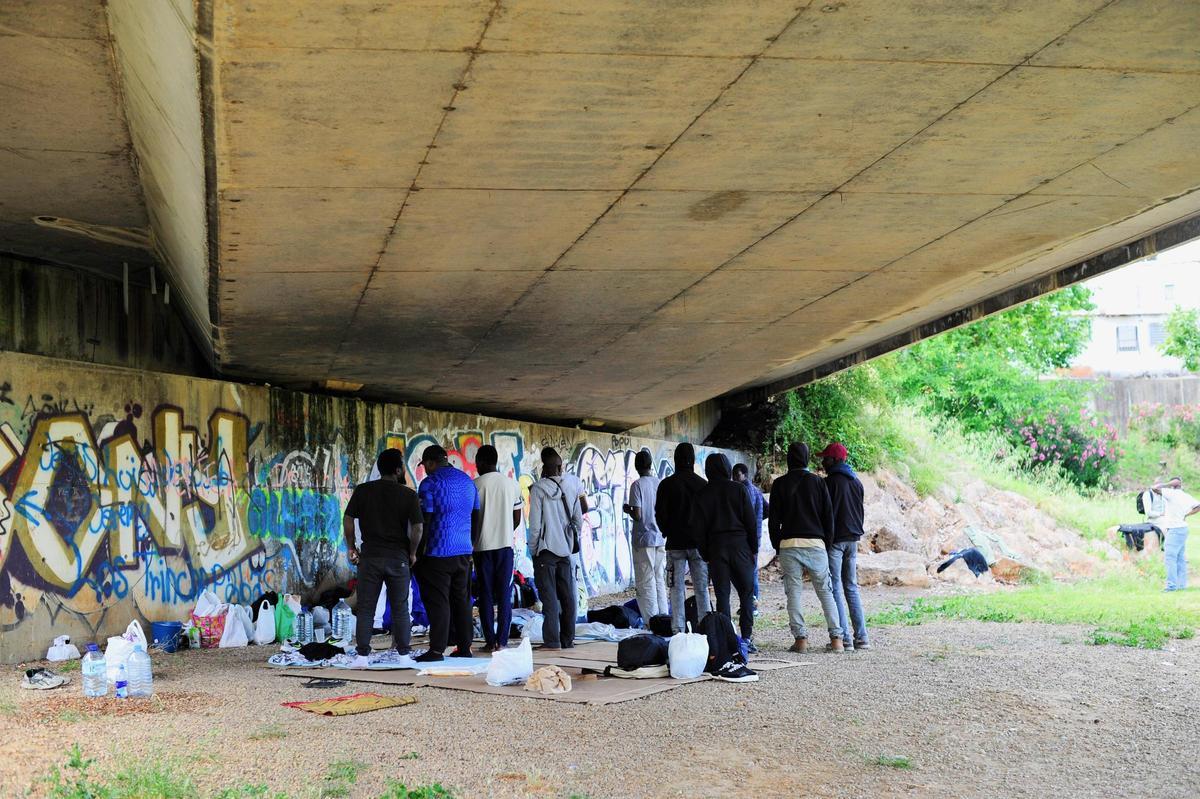 Algunos de los migrantes de Mali bajo el puente junto al Rivillas donde han dormido las últimas noches en Badajoz.