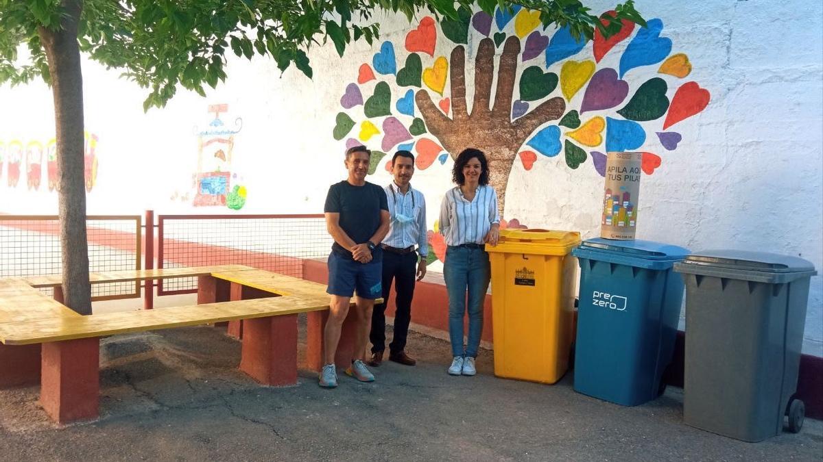 Romero visitando el colegio Carmen de Burgos, donde se han instalado una serie de contenedores.