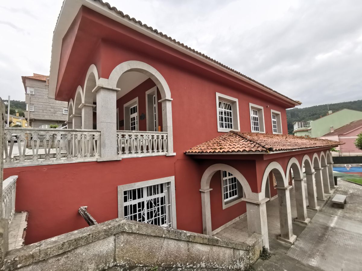 El actual edificio de la Biblioteca Torrente Ballester de Bueu.