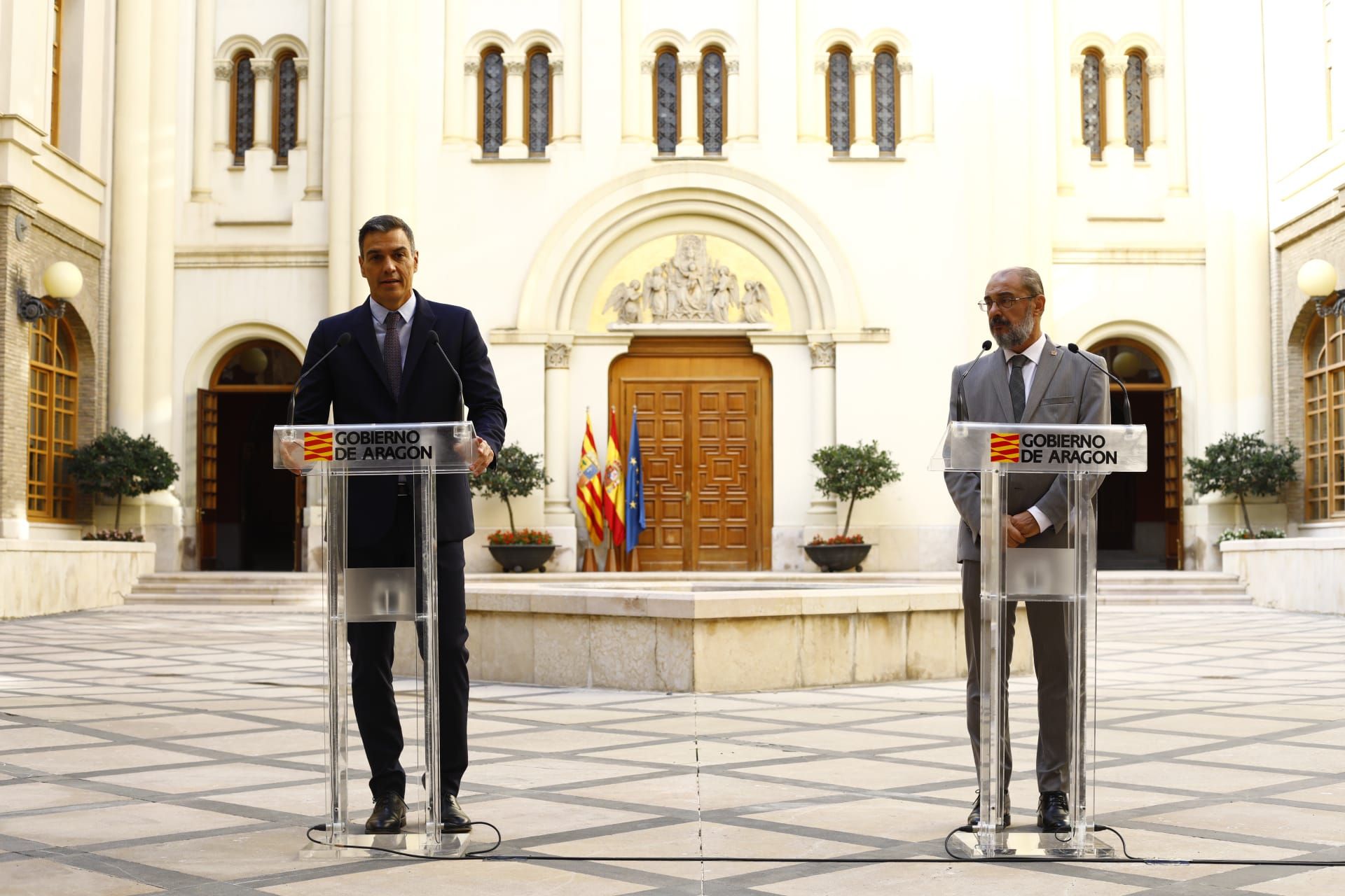 FOTOGALERÍA | Sánchez y Lambán se han reunido en el Pignatelli para analizar la candidatura olímpica de 2030