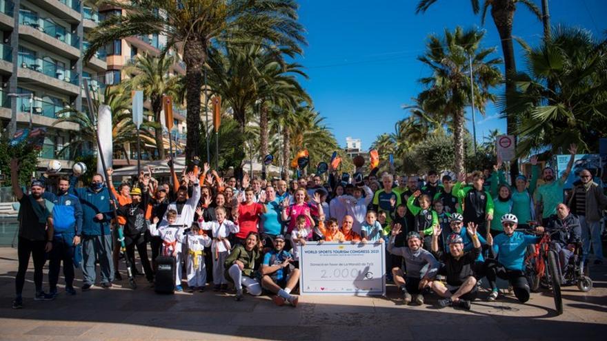 Els participants del “Camí a Lloret” amb el xec de la recaptació