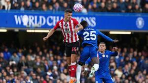 Sunderlands Granit Xhaka, left, jumps for the ball with Chelseas Moises Caicedo while Chelseas Enzo Fernandez looks on during the English Premier League soccer match between Chelsea and Sunderland in London, Saturday, Oct. 25, 2025. (AP Photo/Joanna Chan)