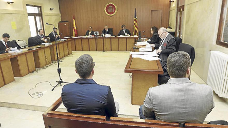 Los dos guardias civiles acusados de torturas, ayer en el juicio, en los juzgados de Palma.