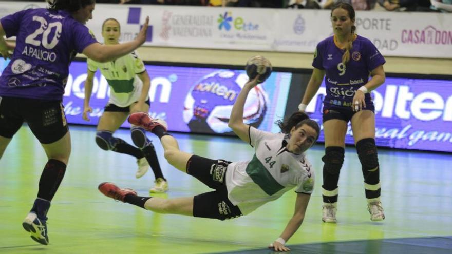 Ana Martínez lanzando a portería durante el partido frente al Liberbank Gijón