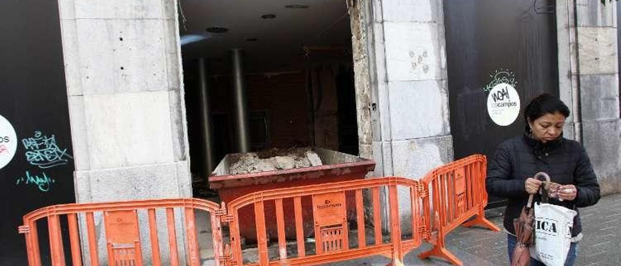 Obras de reforma en el conocido como &quot;edificio Madiedo&quot;.