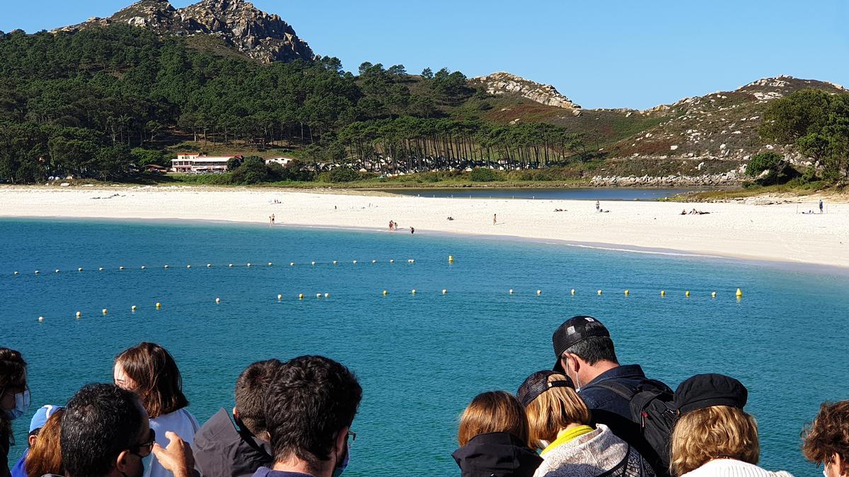 Emprendedores vigueses comercializarán en verano el agua obtenida de las profundidades de las Islas Cíes, que tomará el nombre de su playa más famosa.