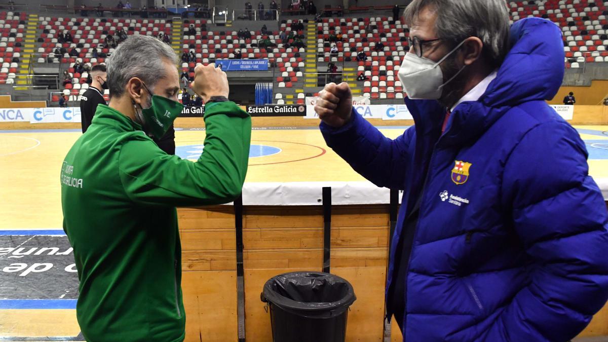 Saludo entre Juan Copa y Edu Castro antes de empezar un Liceo-Barcelona.