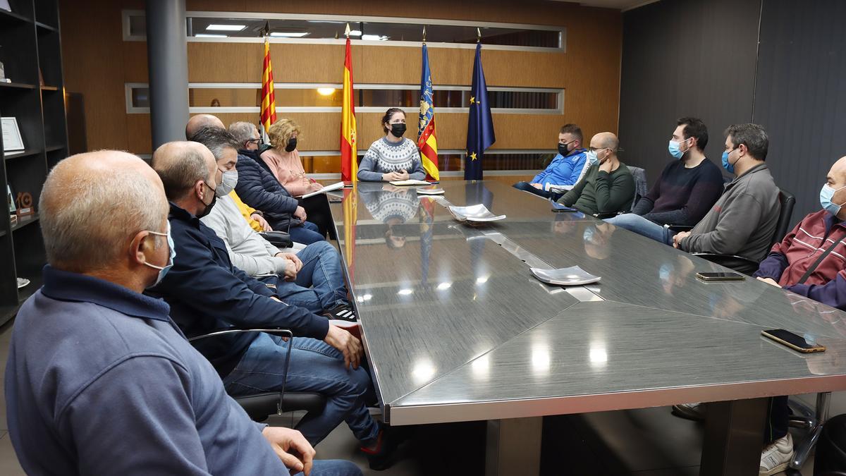 Imagen de la reunión de la edila María Prades y representantes de las comisiones festeras de Onda.