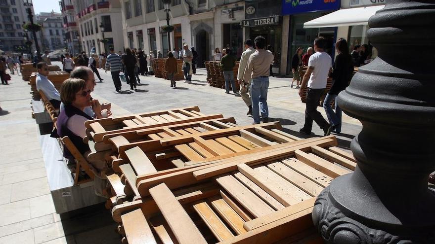 Sillas de Semana Santa apiladas en la calle Larios.