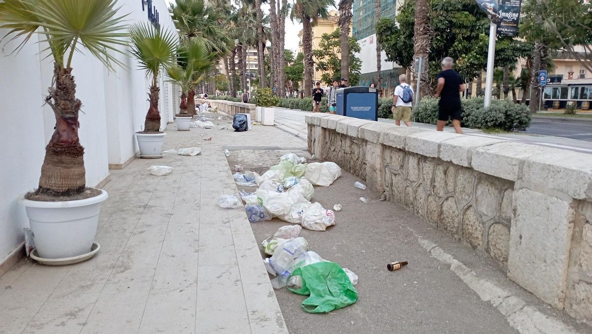 El viento empujó parte de la basura contra los muretes del paseo marítimo, esta mañana.