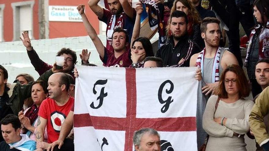 Aficionados granates en el campo de A Barraña. // Rafa Vázquez