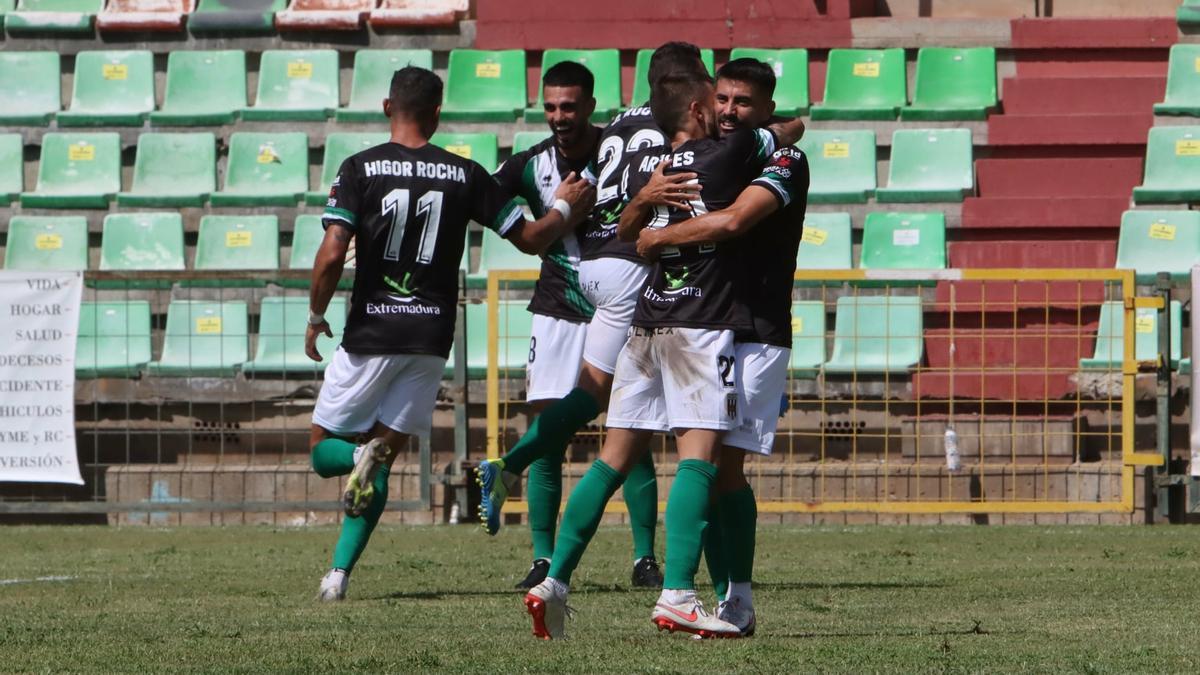 Los jugadores del Mérida celebran un gol durante un partido anterior.