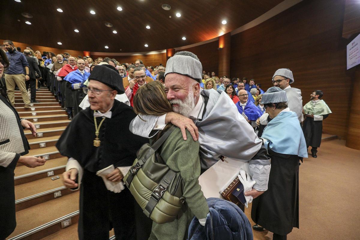 Ramón Lobo, en 2020, recibiendo el título de Honoris Causa. El periodista falleció el pasado agosto