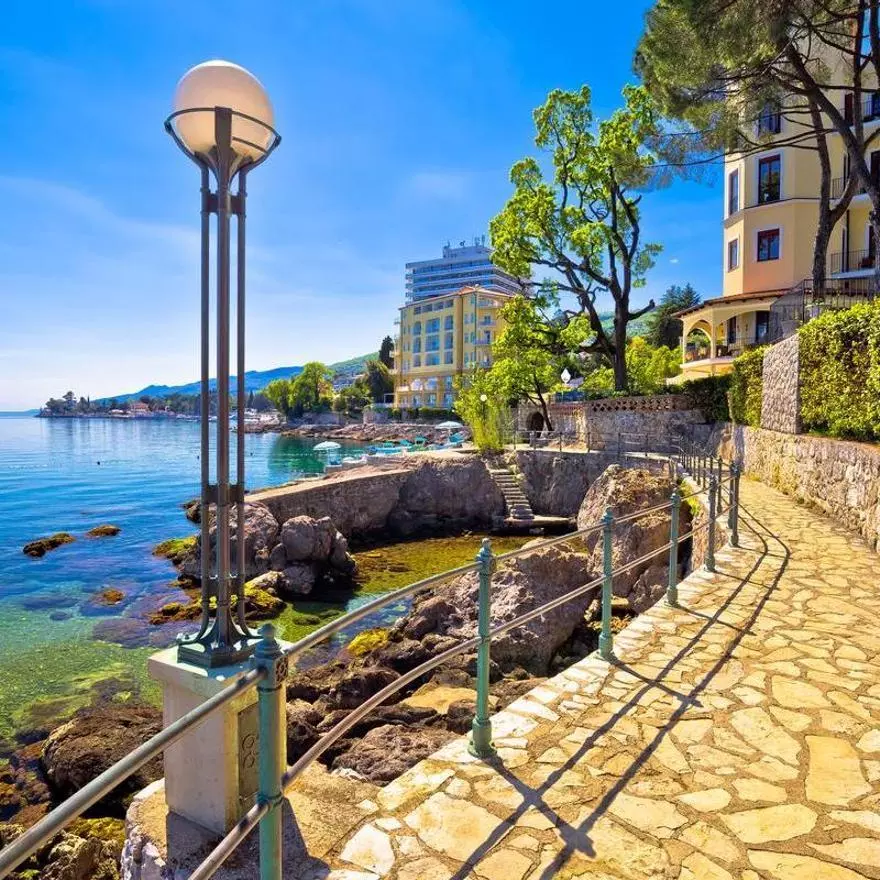 El paseo marítimo más largo de Croacia recorre 12 kilómetros junto al Adriático