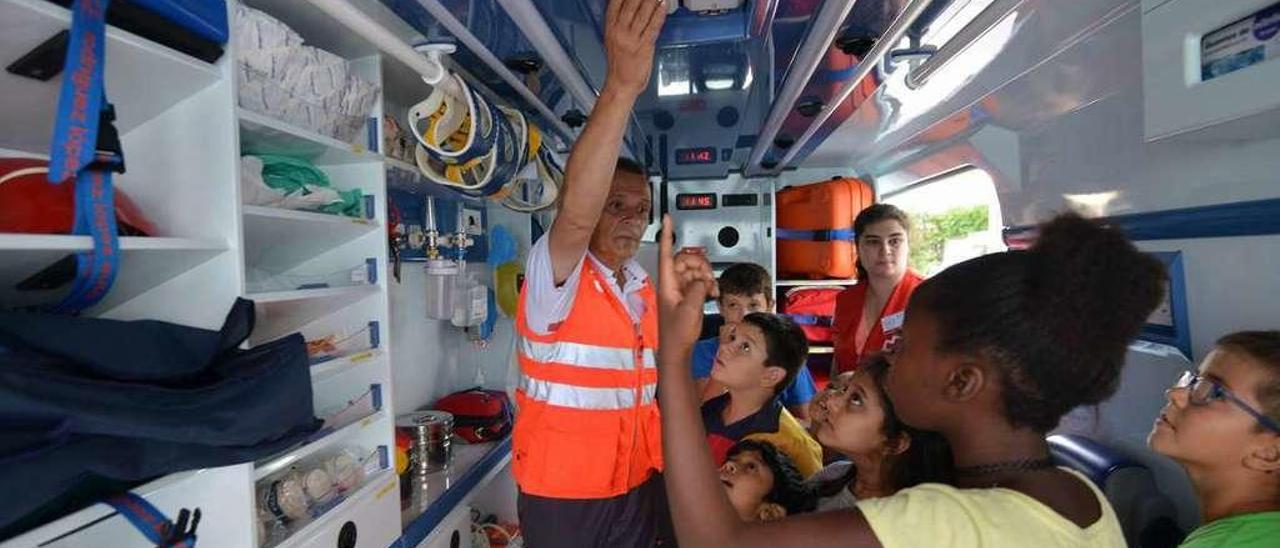 Niños visitando el interior de una ambulancia.