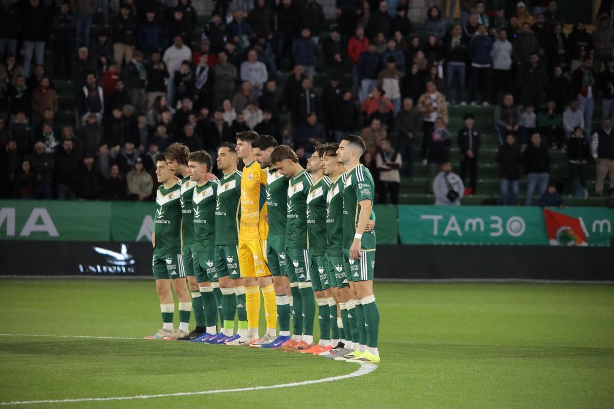 Jugadores del Cacereño durante el minuto de silencio previo al partido del domingo.
