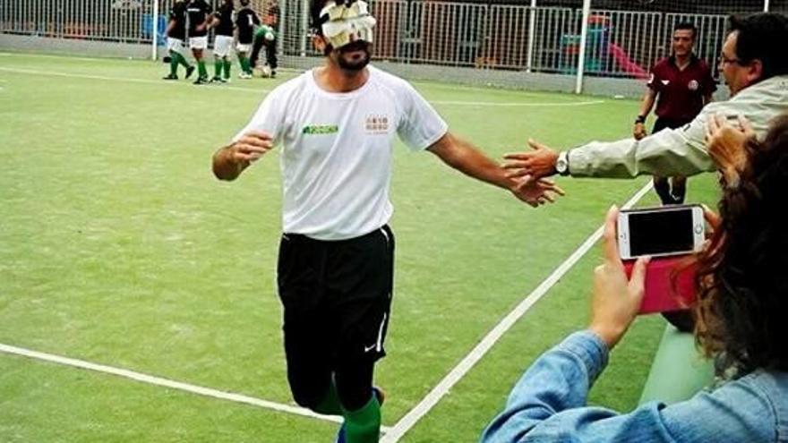 El futbolista oriolano saluda a unos aficionados.