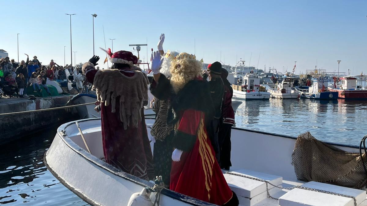 Los Reyes Magos se han visto sorprendidos por la gran cantidad de niños que han acudido a recibirlos en Santa Pola