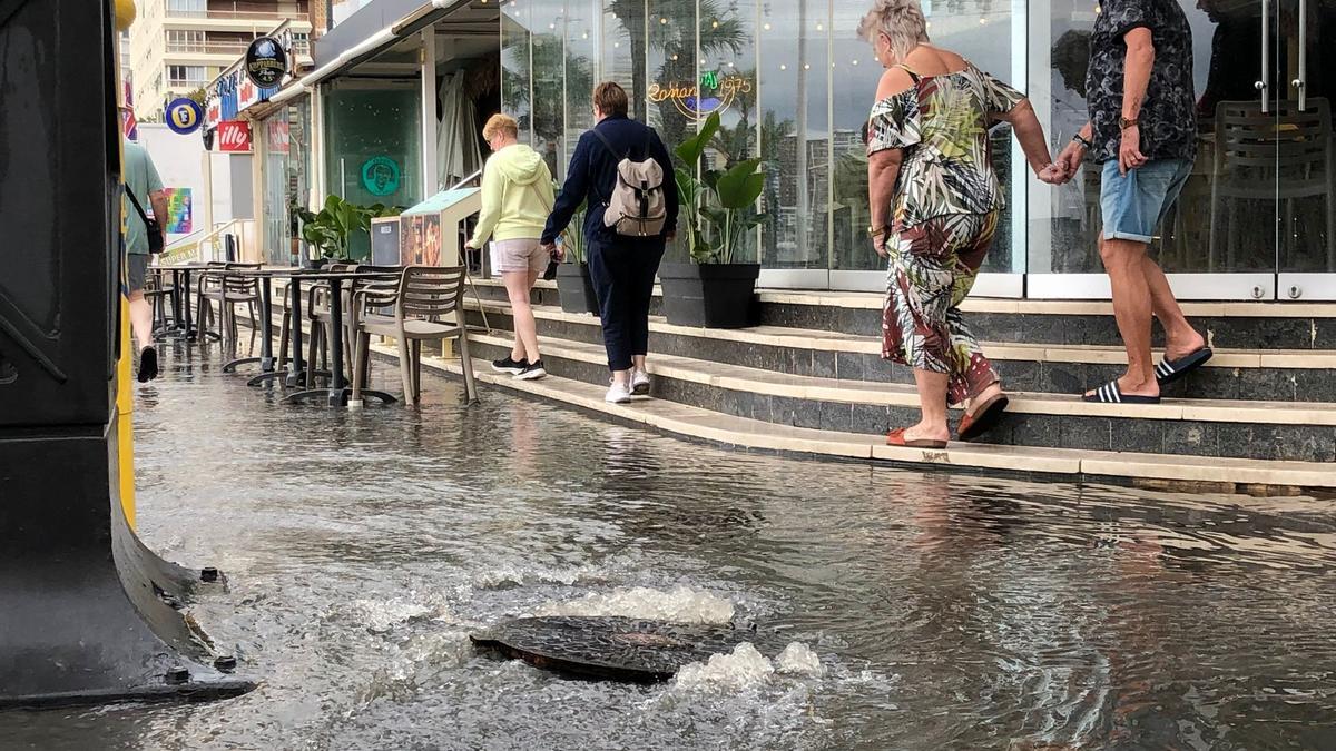 Las calles de Benidorm anegadas de agua por las intensas precipitaciones de la DANA.