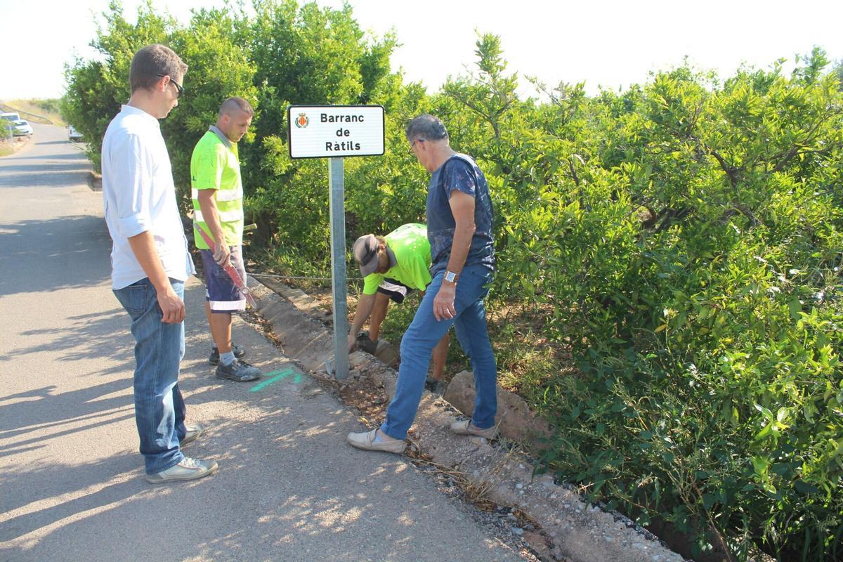 14/9/2016 - VILA-REAL - Agricultura rotula los barrancos para difundir sus nombres tradicionales. En la foto, el concejal de Agricultura, Josep Pasqual Sancho, supervisando la señalizacion