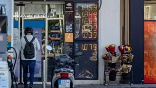 Los carburantes alcanzan su precio más bajo desde febrero en pleno macropuente