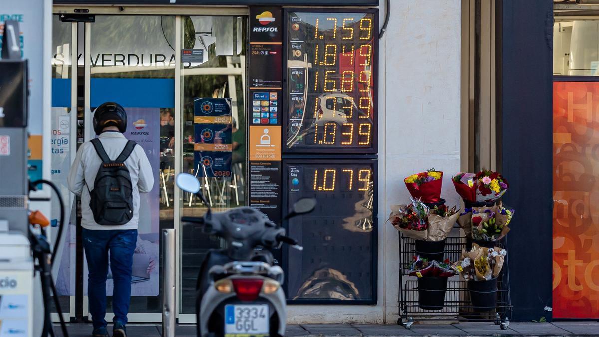 Tablero de precios este lunes en una gasolinera ubicada en Benidorm.