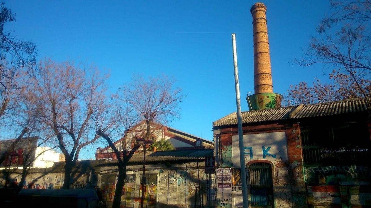 Uno de los edificios de la antigua fábrica de vidrio La Trinidad en la Avenida de Miraflores de Sevilla