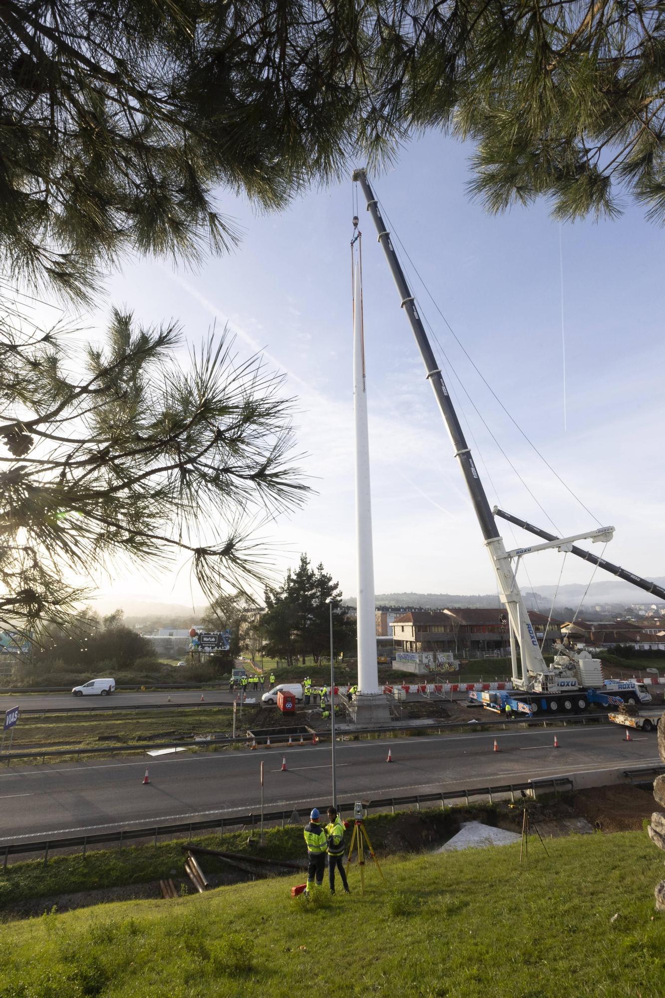 EN IMÁGENES: Así fue la instalación del mástil de 55 metros en las obras de la entrada de Oviedo