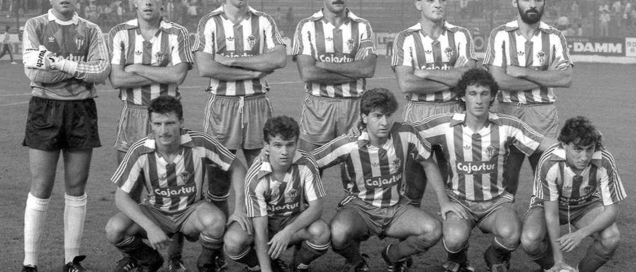 Arriba, por la izquierda, Pedro, Jaime, Ablanedo I, Joaquín, Espinosa y Jiménez. Agachados, por la izquierda, Tati, Eloy, Emilio, Wilmar Cabrera y Zurdi, antes del partido ante el Milán en la Copa de la UEFA.