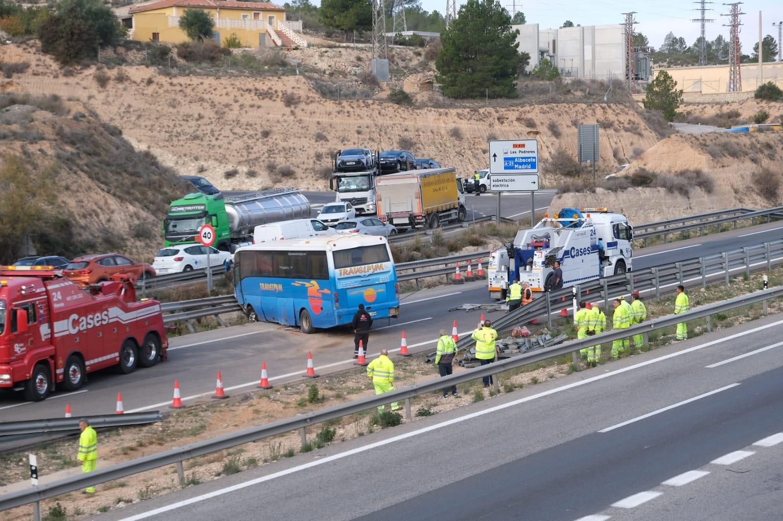 Un autobús invade el sentido contrario en la A31 a la altura del polígono Les Pedreres de Petrer