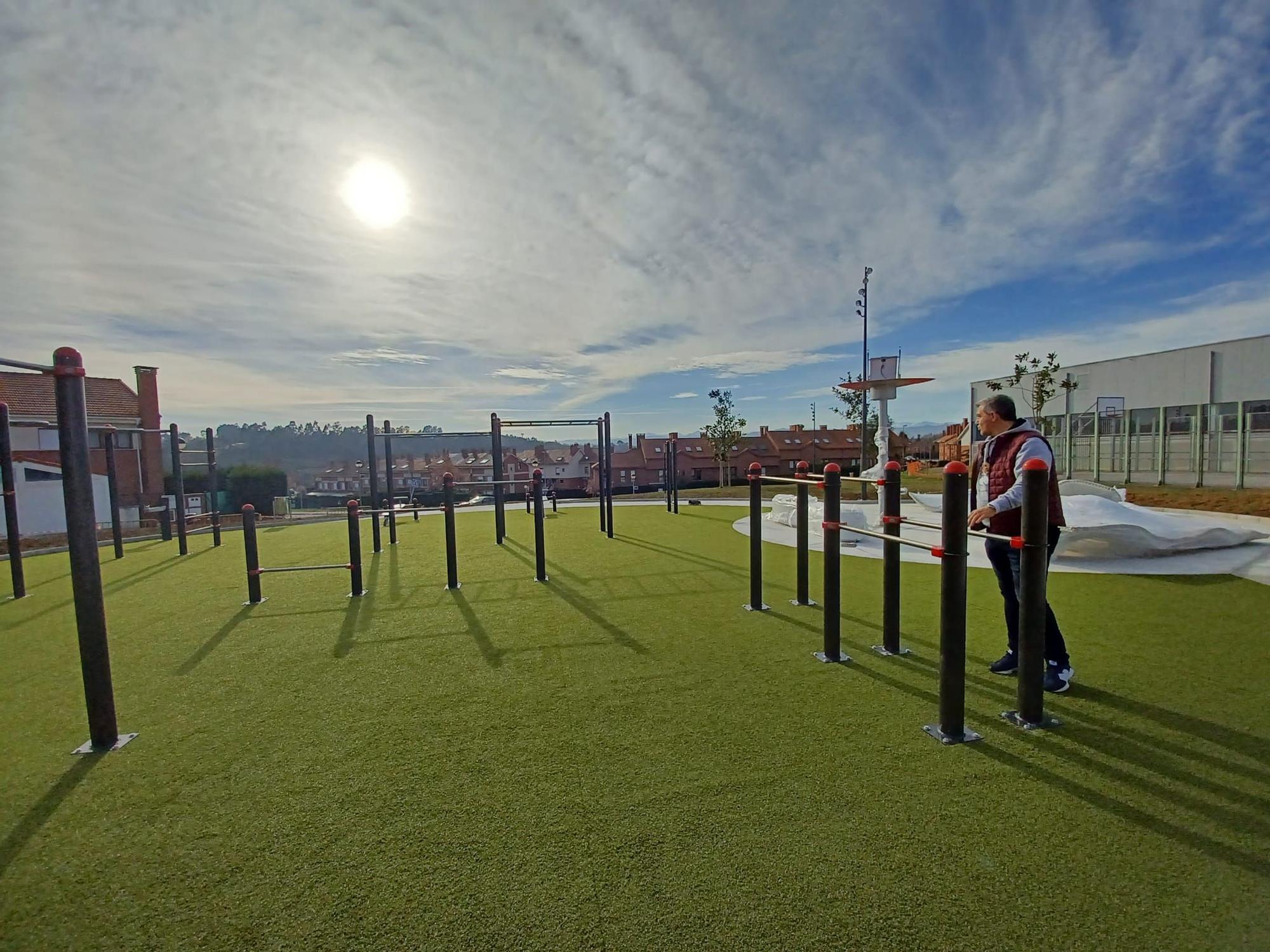 La Fresneda ya tiene su gran parque de ocio juvenil, con zona de calistenia, "tumbonas" de hormigón y punto de carga para móviles