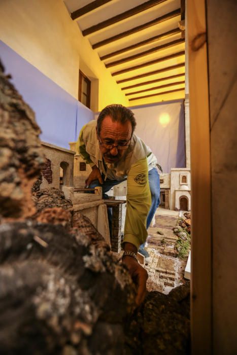 Instantes del montaje del belén en el Museo Sacro