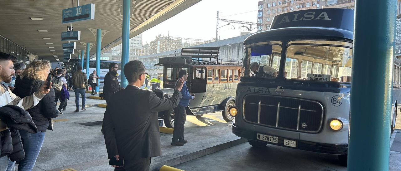 Un pegaso de los años 50 a su llegada ayer a la estación de autobuses de Oviedo. En segundo término, un Chevrolet Capitol de 1927.