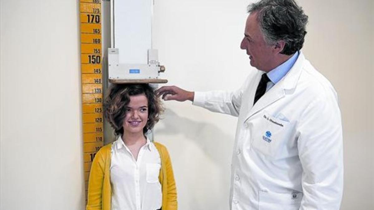 SEGUIMIENTO MÉDICO. Marina Gaspar, durante una visita de control en la Unidad de Patología del Crecimiento del Hospital Universitario Quirón Dexeus, donde se han realizado, desde 1999, 342 alargamientos de huesos.