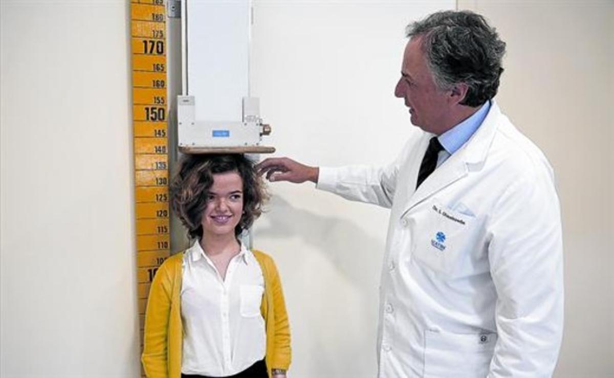 SEGUIMENT MÈDIC.Marina Gaspar durant una visita de control a la Unitat de Patologia del Creixement de l’Hospital Universitari Quirón Dexeus, on s’han realitzat, des de 1999, 342 allargaments d’ossos. SEGUIMENT MÈDIC.Marina Gaspar durant una visita de control a la Unitat de Patologia del Creixement de l’Hospital Universitari Quirón Dexeus, on s’han realitzat, des de 1999, 342 allargaments d’ossos.