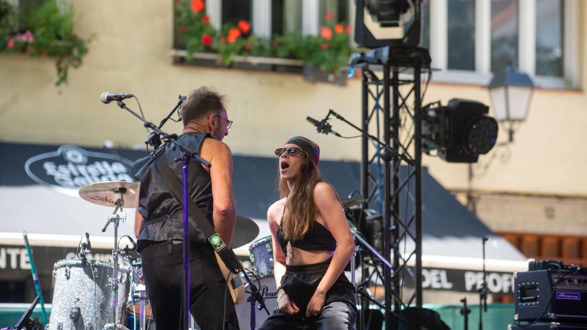 Actuación de Adhara & Ritman en la plaza de Azcárraga