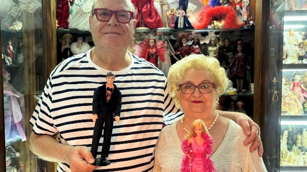 Joan Tomàs Serrats i Maria Mercè Llobet Gelabert amb un Ken i una Barbie de la seva col·lecció.