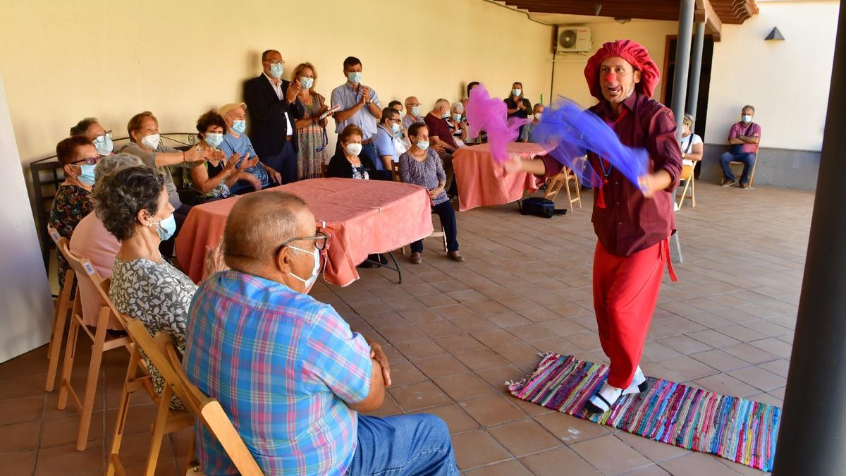 El clown Enrique Lastras, a la derecha, en el centro de día Juan Alvarado, este miércoles.