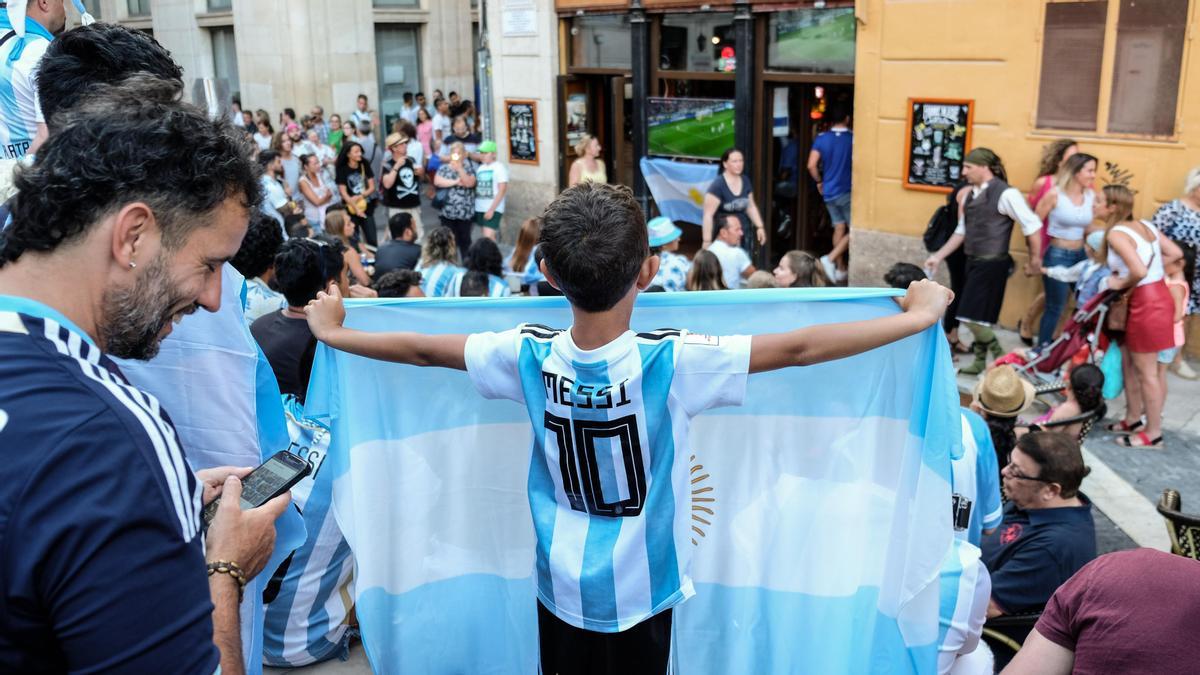 Aficionados argentinos, en una terraza de Alicante, para ver la reciente final del Mundial de fútbol