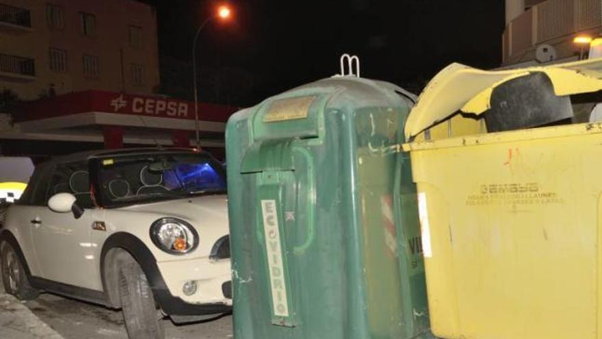 Coche empotrado contra unos contenedores, ayer, en la plaza Francesc Rosselló.