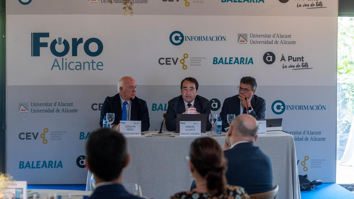 Joaquín Pérez (CEV), Manuel Illueca (IVF) y Toni Cabot (Club INFORMACIÓN), durante el Foro Alicante.