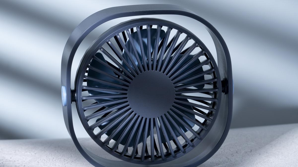 Este ventilador de escritorio con USB está volando durante la ola de calor