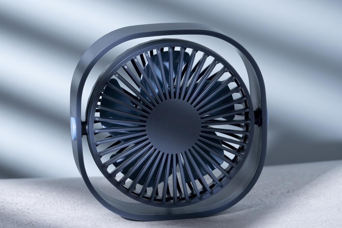 Este ventilador de escritorio con USB está volando durante la ola de calor