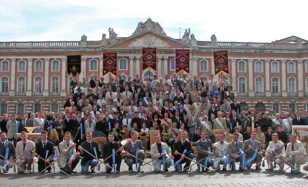 Francia - Con diferente objeto, pero en ambos casos se trata de asociacionismo. El sistema de gremios francés constituye un medio excepcional para transmitir conocimientos teóricos y prácticos propios de los oficios.