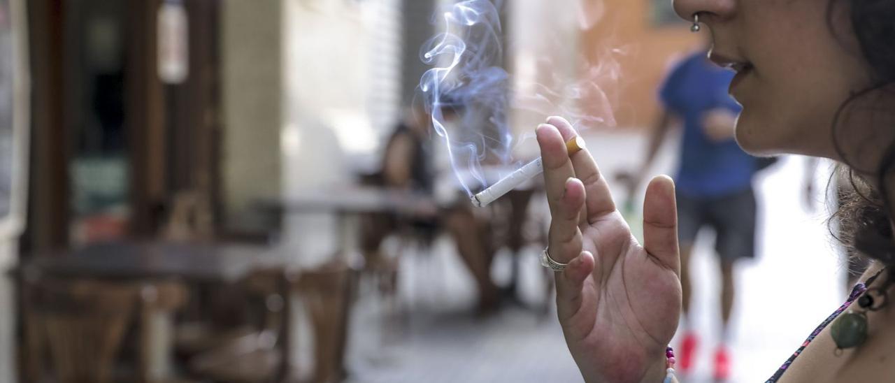 Los jueces mantienen para este verano la prohibición de fumar en las  terrazas - Diario de Mallorca