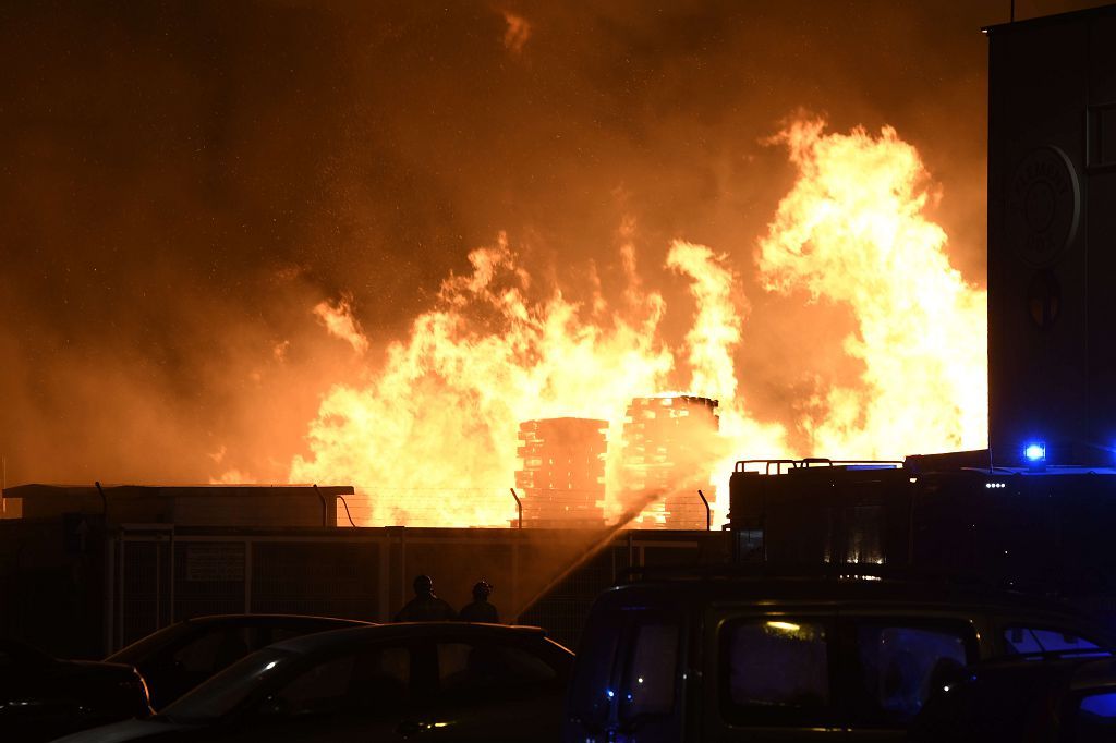 Estas son las imágenes que el aparatoso incendio de Puente Tocinos ha dejado este sábado