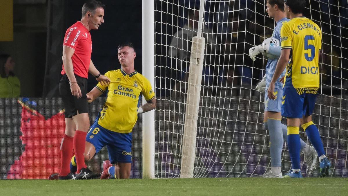 Sergio Barcia, de rodillas, durante un partido de la pasada temporada con la UD Las Palmas.