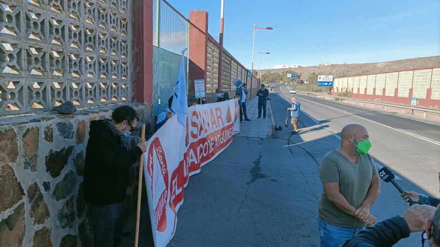 Un grupo de activistas de la plataforma Salvar Chira-Soria protestan ante el inicio de las obras