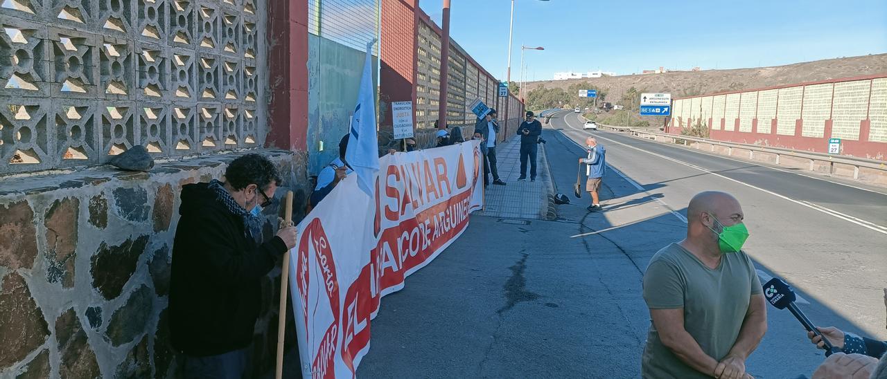 Protesta de un grupo activistas de la Plataforma Salvar Chira-Soria
