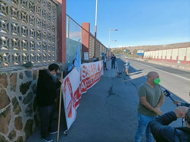 Un grupo de activistas de la plataforma Salvar Chira-Soria protestan ante el inicio de las obras